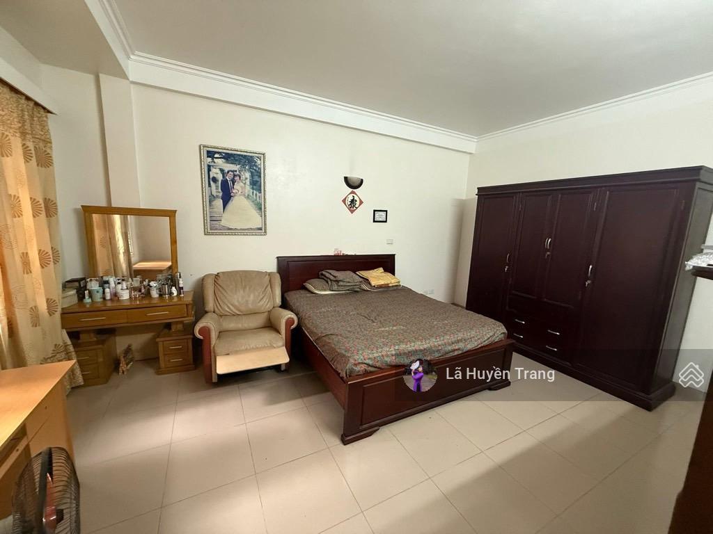 Bán gấp  hộ khẩu tây hồ  ngõ đẹp  7 chỗ đỗ cửa  50m2  5 tầng  2p chạm mặt hồ tây  15 tỷ