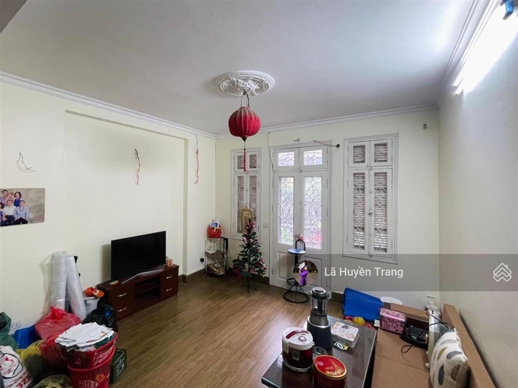 Bán gấp  hộ khẩu tây hồ  ngõ đẹp  7 chỗ đỗ cửa  50m2  5 tầng  2p chạm mặt hồ tây  15 tỷ