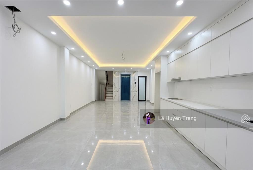 Lạc long quân  lô góc 60m2 xây mới mặt tiền 6m ô tô vào nhà  ngõ thông kinh doanh 2p chạm hồ tây