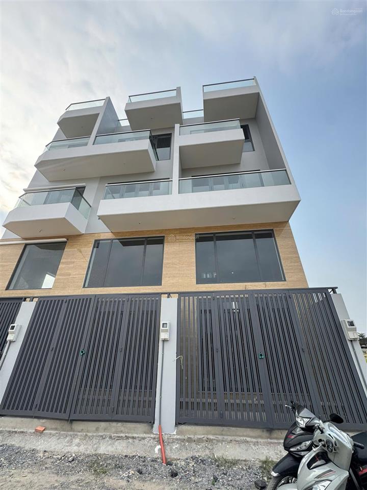 Bán gấp nhà mặt phố 1 trệt 1 lửng 2 lầu nằm ngay mặt tiền đường ngô chí quốc thủ đức