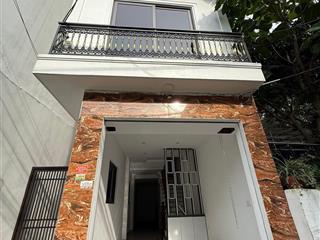 Trục chính  ô tô 7 chỗ qua nhà