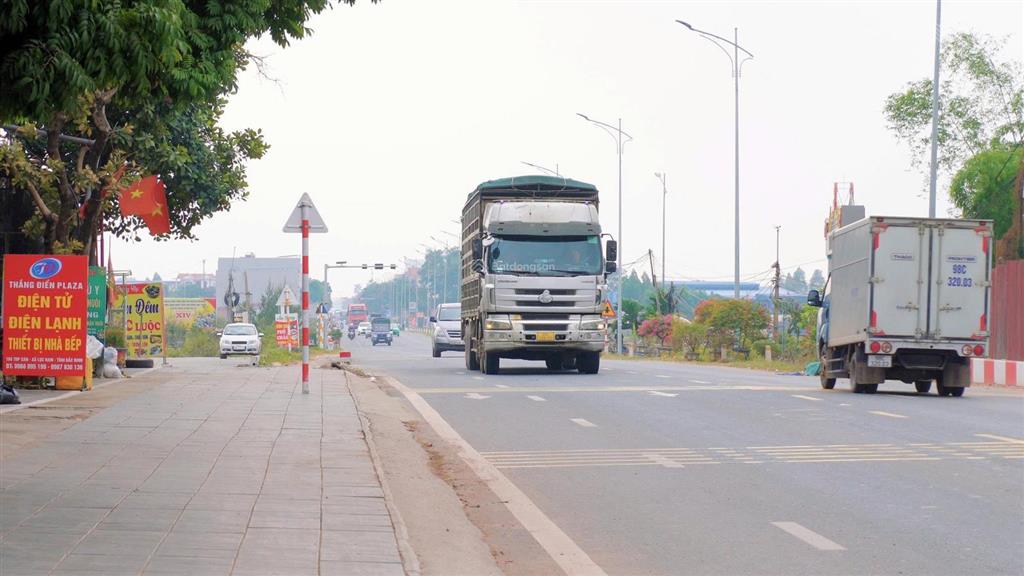 Chính chủ bán lô mặt chợ sàn khu dân cư số 3 phương sơn lục nam dt 80m2 mt 5m giá 3xtr/m2