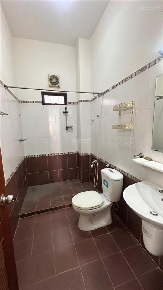 Giảm mạnh 5 tỷ chỉ 26 tỷ, bán biệt thự 10x25m, 4 tầng hẻm xe tải thông 8m ngay emart 2 phan huy ích