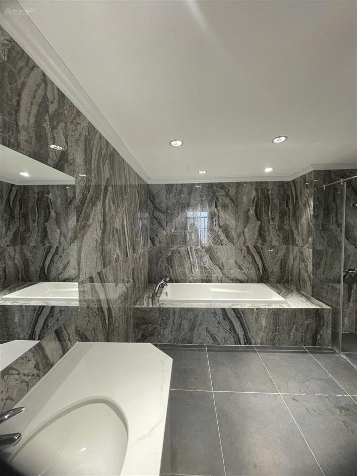 Chủ gửi cho thuê căn hộ 3pn đẹp nhất royal city, 181m2, giá thương lượng thoải mái,  0384 087 ***