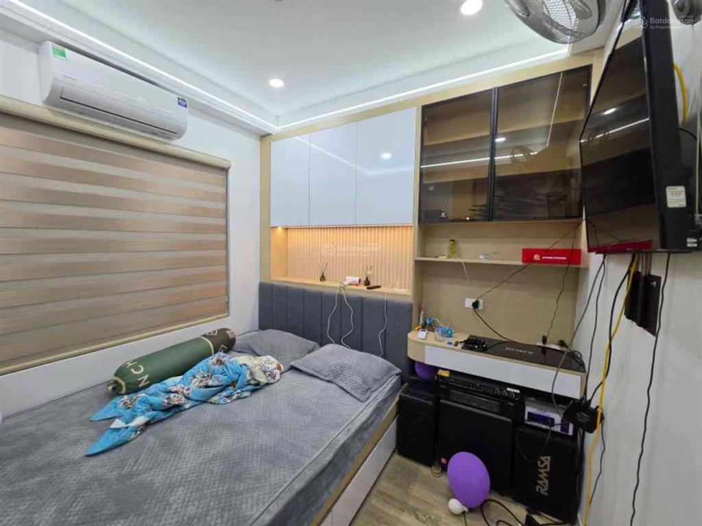 6,6 tỷ  trung tâm phố cổ hàng bồ  homestay dòng tiền 30m, nhà 3 tầng.