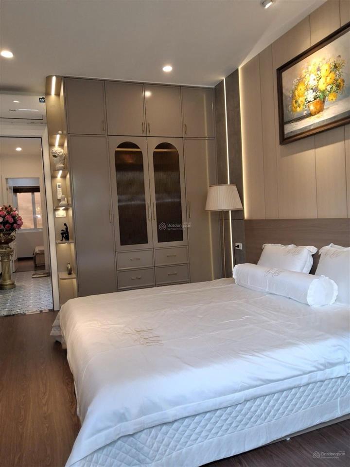 Lò đúc  mua 1 được 2 căn  18,8 tỷ * 7 phòng ngủ. ở và cho thuê, ô tô đỗ gần