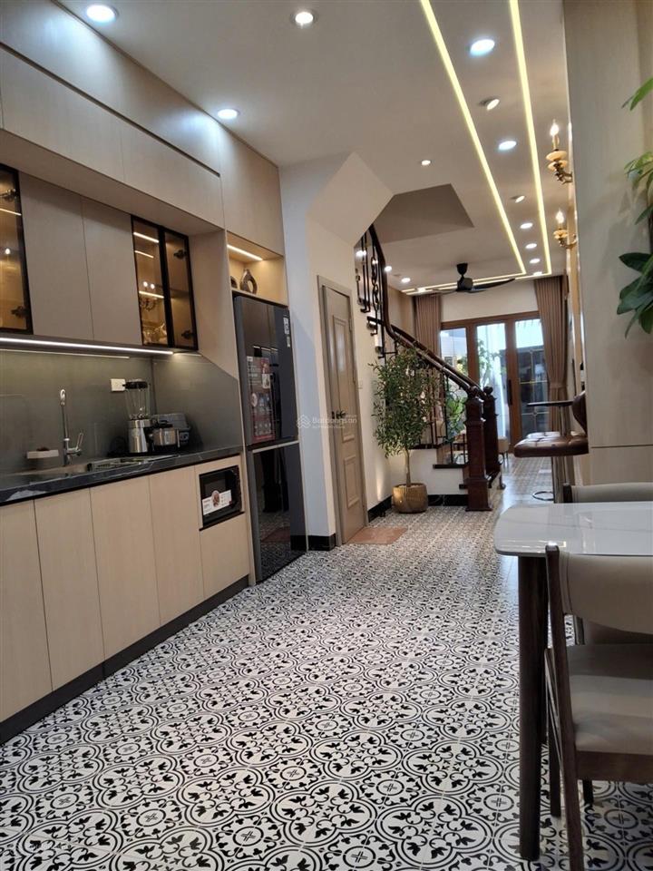 Lò đúc  mua 1 được 2 căn  18,8 tỷ * 7 phòng ngủ. ở và cho thuê, ô tô đỗ gần