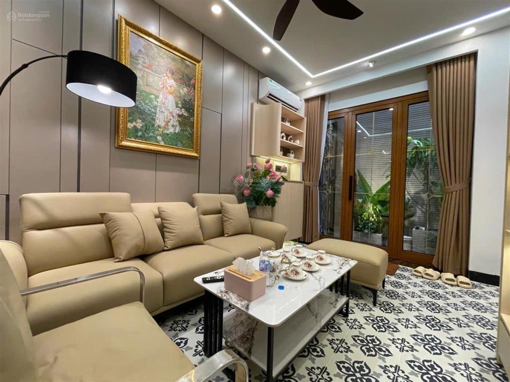 Nhỉnh 11 tỷ  nhà đẹp như khách sạn 5 sao  trần khát chân  40m x 5 tầng  gần phố huế, bạch mai