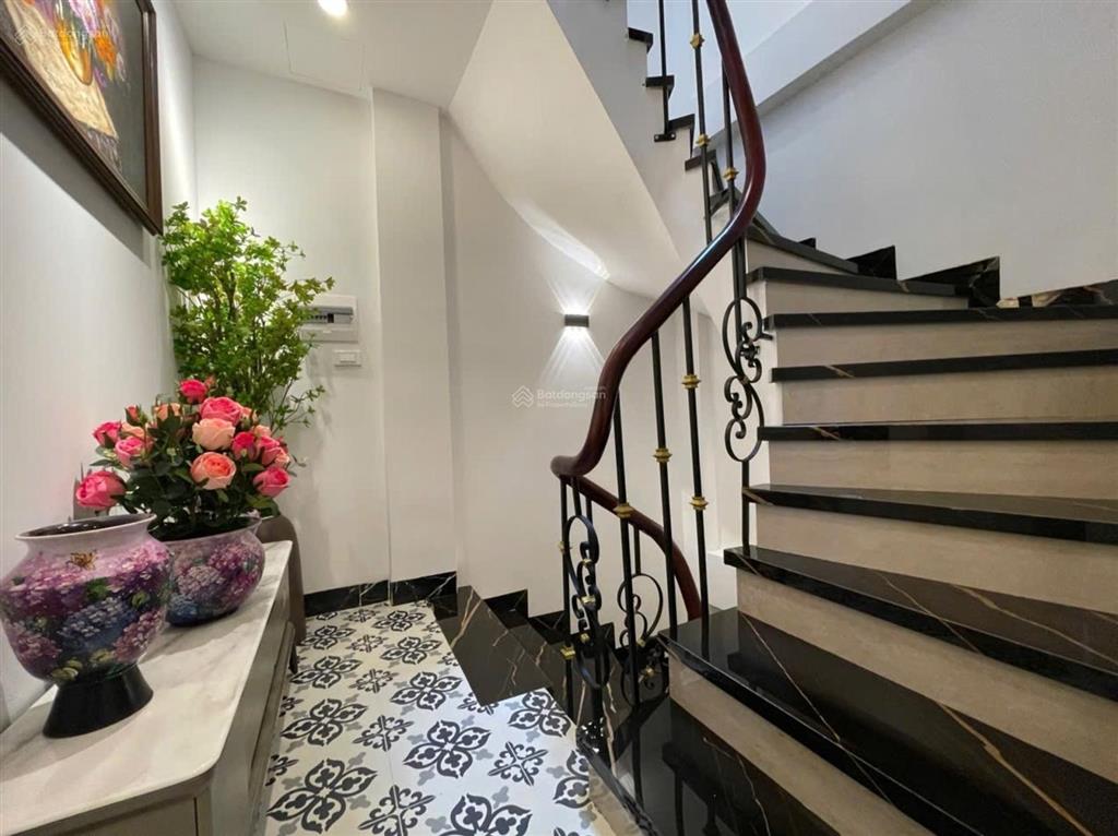 Nhỉnh 11 tỷ  nhà đẹp như khách sạn 5 sao  trần khát chân  40m x 5 tầng  gần phố huế, bạch mai