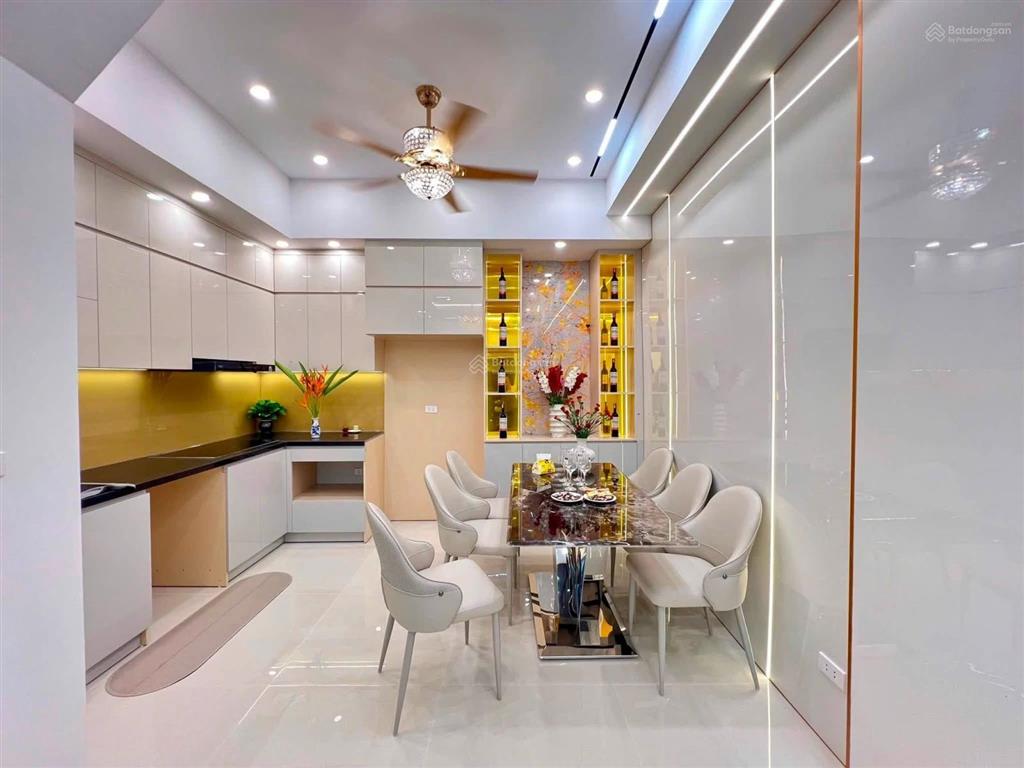 10,5 tỷ  trung tâm bạch mai, hoàng mai 4 ngủ full nội thất, 30m ra phố, 40m2 x 4 tầng, ô tô đỗ gần