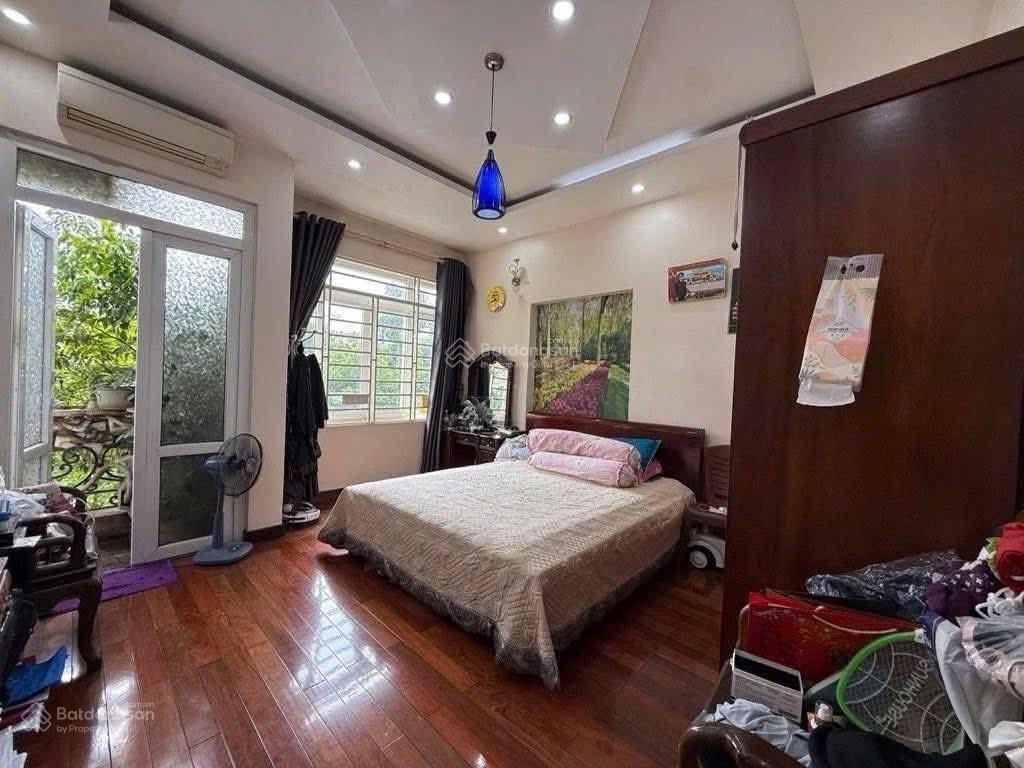 10 tỷ  mặt phố hòe nhai  tầng 2,3,4  120m2, 3 ngủ rộng. ở hoặc cho thuê homestay dòng tiền