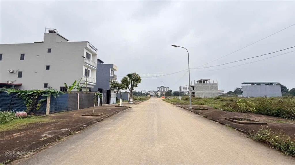 Chủ bán lỗ lô đất hạ bằng  dt 100m2 full thổ cư sát metro 05, gần đh fpt xung quanh toàn là ccmn