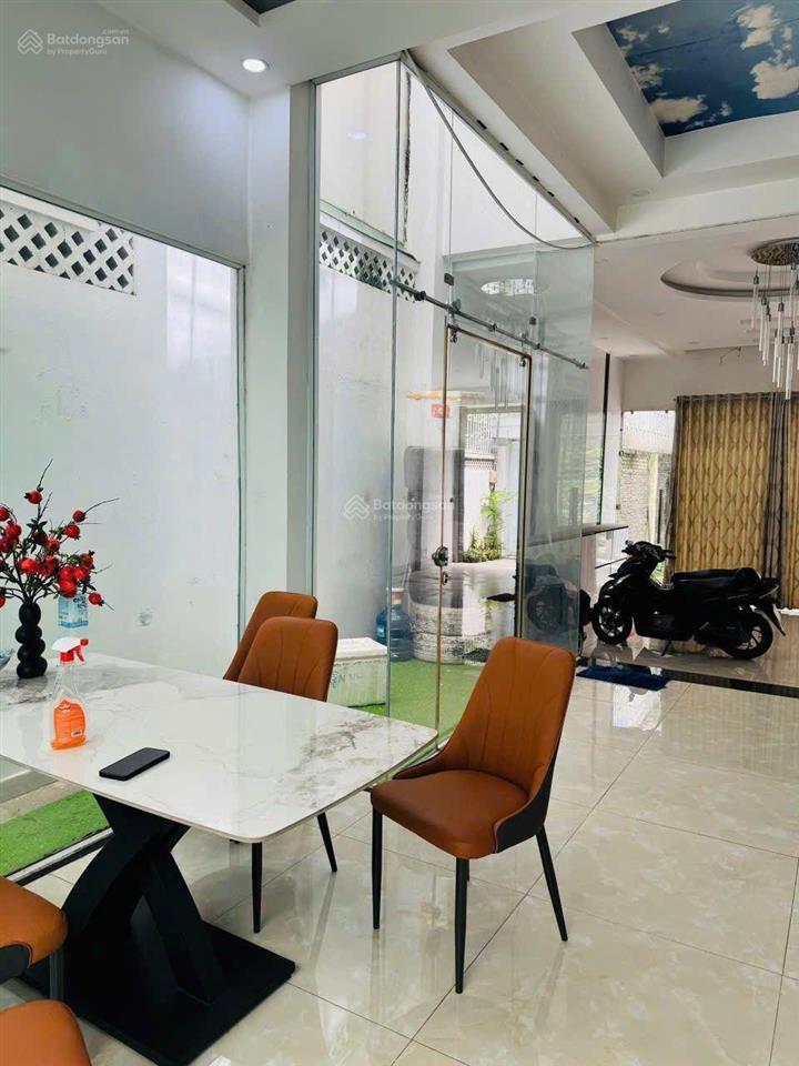Giá tốt chỉ 13tỷ, tọa lạc ngay trung tâm phong phú 5, đầy đủ tiện íchích xung quanh.