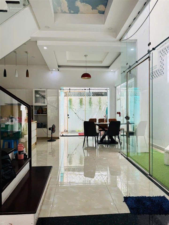 Giá tốt chỉ 13tỷ, tọa lạc ngay trung tâm phong phú 5, đầy đủ tiện íchích xung quanh.