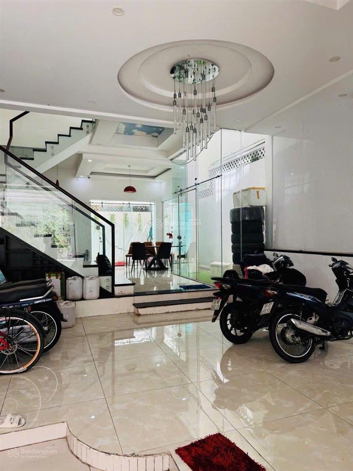 Giá tốt chỉ 13tỷ, tọa lạc ngay trung tâm phong phú 5, đầy đủ tiện íchích xung quanh.