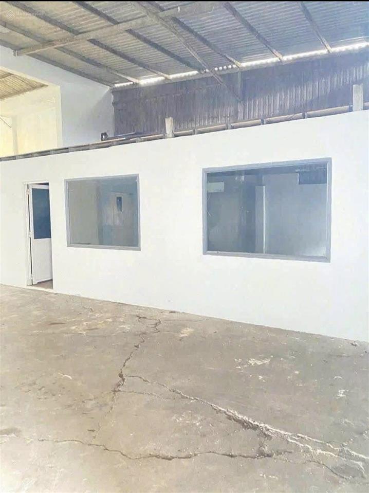 Cho thuê kho xưởng 300 m² (20 triệu / tháng) mặt tiền đường (dương công khi  hóc môn  hcm)