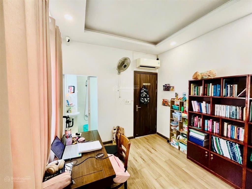 Hiếm nhà 2 lầu, xẹt ngắn hẻm 92/vườn lài, đường 11m. gần chung cư an phú đông.