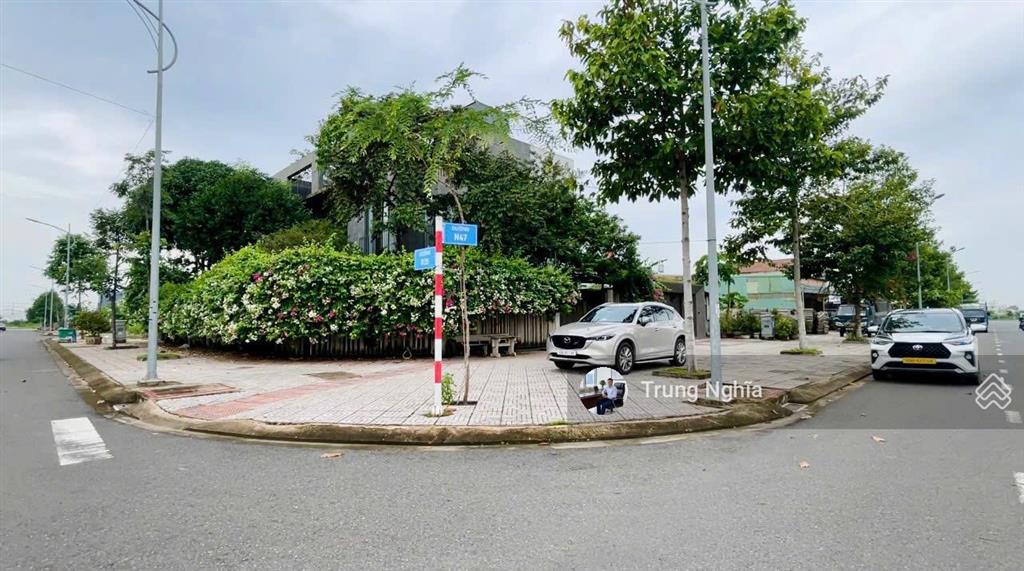 Căn biệt thự góc 2 mặt tiền được xây để ở, nay mới quyết định bán cách sân bay qt long thành 7km