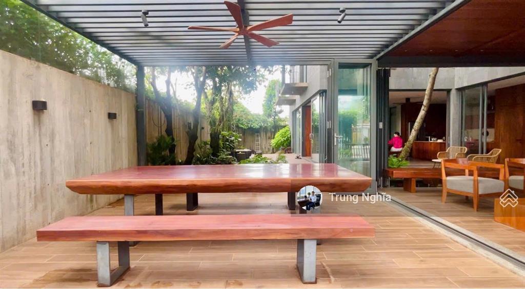 Căn biệt thự góc 2 mặt tiền được xây để ở, nay mới quyết định bán cách sân bay qt long thành 7km