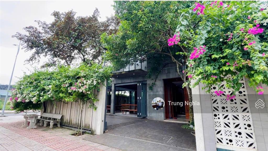 Căn biệt thự góc 2 mặt tiền được xây để ở, nay mới quyết định bán cách sân bay qt long thành 7km