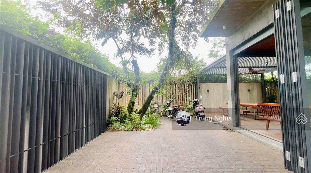 Căn biệt thự góc 2 mặt tiền được xây để ở, nay mới quyết định bán cách sân bay qt long thành 7km