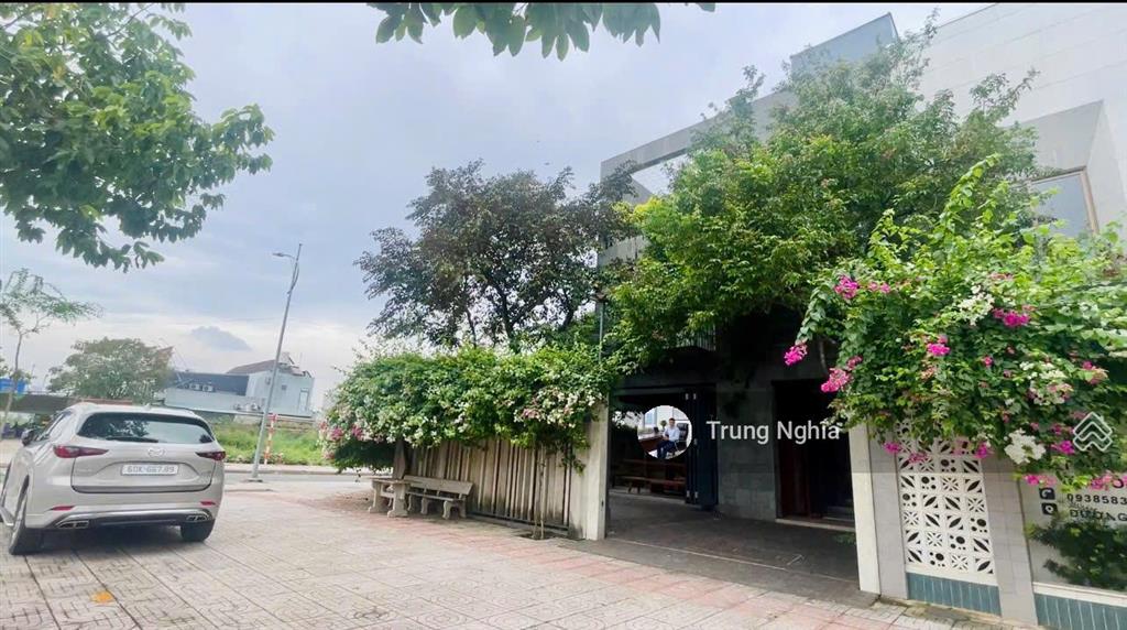Căn biệt thự góc 2 mặt tiền được xây để ở, nay mới quyết định bán cách sân bay qt long thành 7km