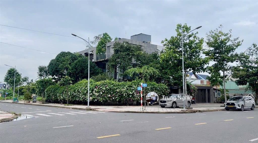 Căn biệt thự góc 2 mặt tiền được xây để ở, nay mới quyết định bán cách sân bay qt long thành 7km