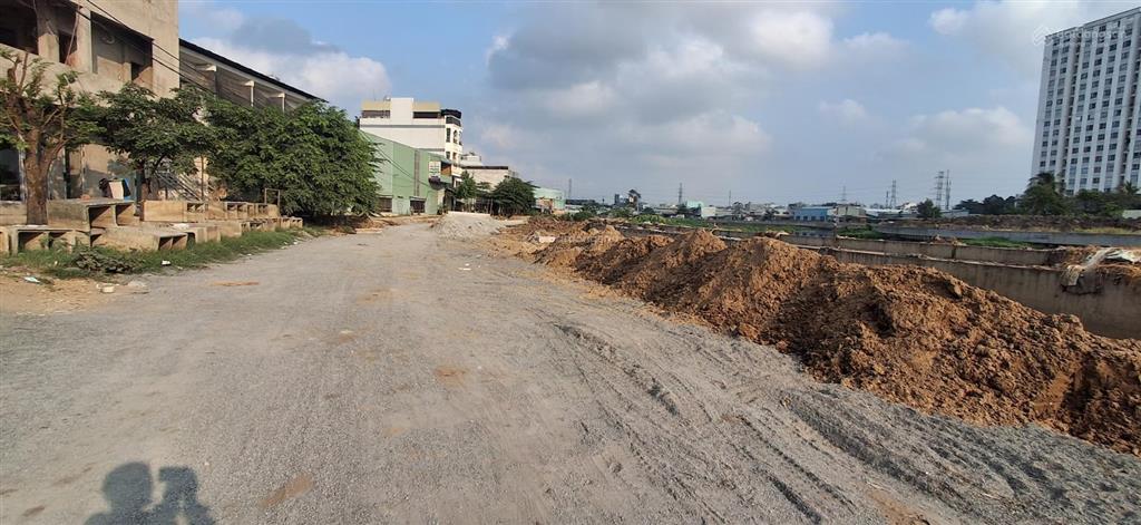 Tôi cần bán đất cách đường bờ sông 50m