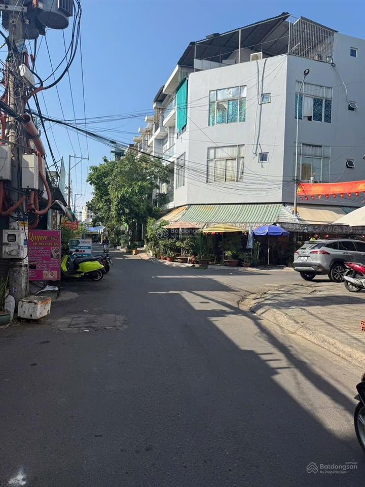 Nhà hẽm xe hơi quay đầu , gần công viên bùi minh trực , thpt tạ quang bửu, chợ bùi minh trực.