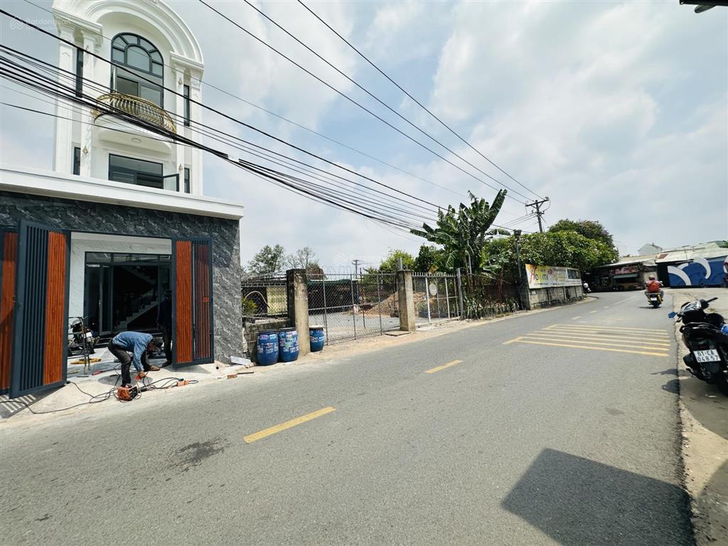 8669 bán nhà dĩ an, gần chợ dĩ an, mặt tiền kinh doanh  sổ hoàn công  3pn  93m2  7,2 tỷ