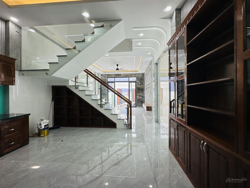 8669 bán nhà dĩ an, gần chợ dĩ an, mặt tiền kinh doanh  sổ hoàn công  3pn  93m2  7,2 tỷ