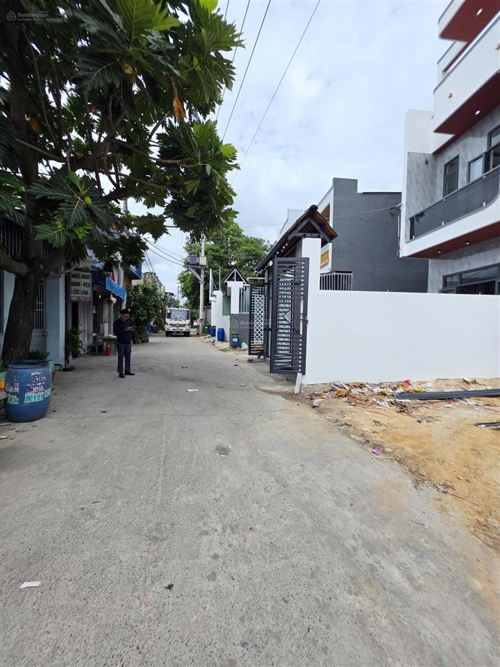 9239  bán nhà 2 mặt tiền gần cây xăng hạnh nguyên, p. thái hoà, tân uyên, 4pn, sân ôtô, giá 3,5 tỷ