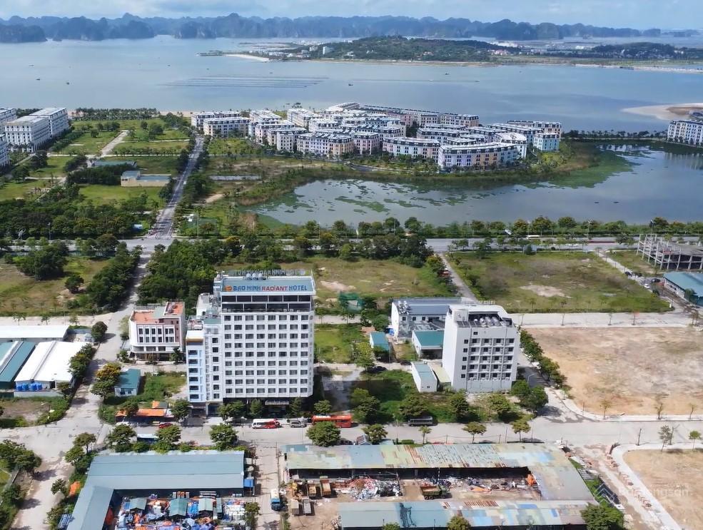 Lô khách sạn đa giác hùng thắng 600m ra biển 100m ra hồ nhạc nước