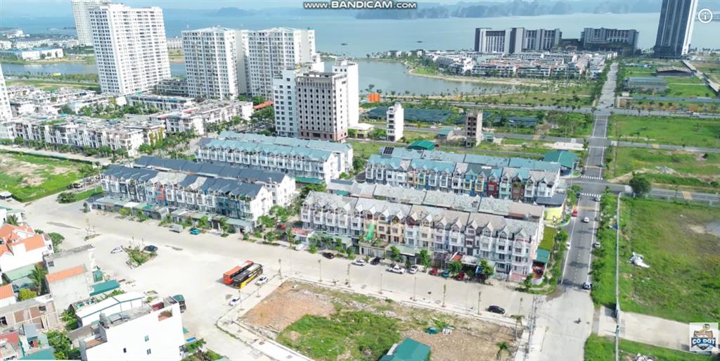 Đất đa giác hùng thắng bãi cháy, cạnh liền kề san hô