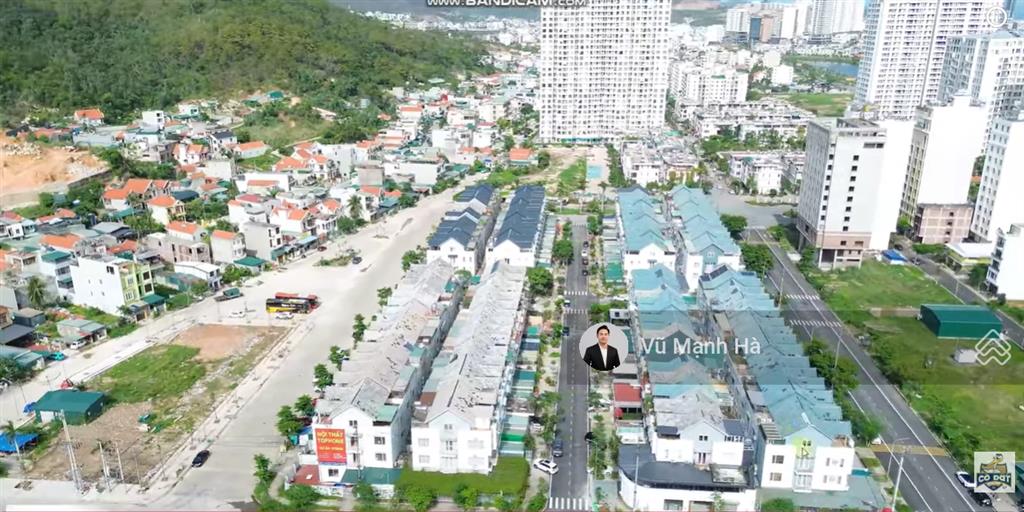 Đất đa giác hùng thắng bãi cháy, cạnh liền kề san hô
