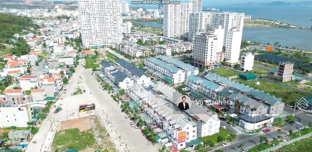 Đất đa giác hùng thắng bãi cháy, cạnh liền kề san hô