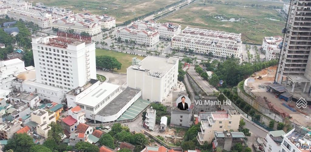 Đất bãi cháy rộng sau khách sạn hoàng gia trung tâm khu du lịch