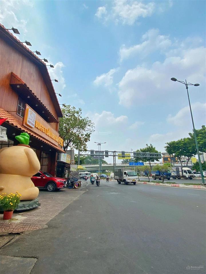 Bán nhà phạm văn đồng  dt 11m x 52m  cn  520m2  kc c4  hđt 130tr/tháng  giá 100tỷ