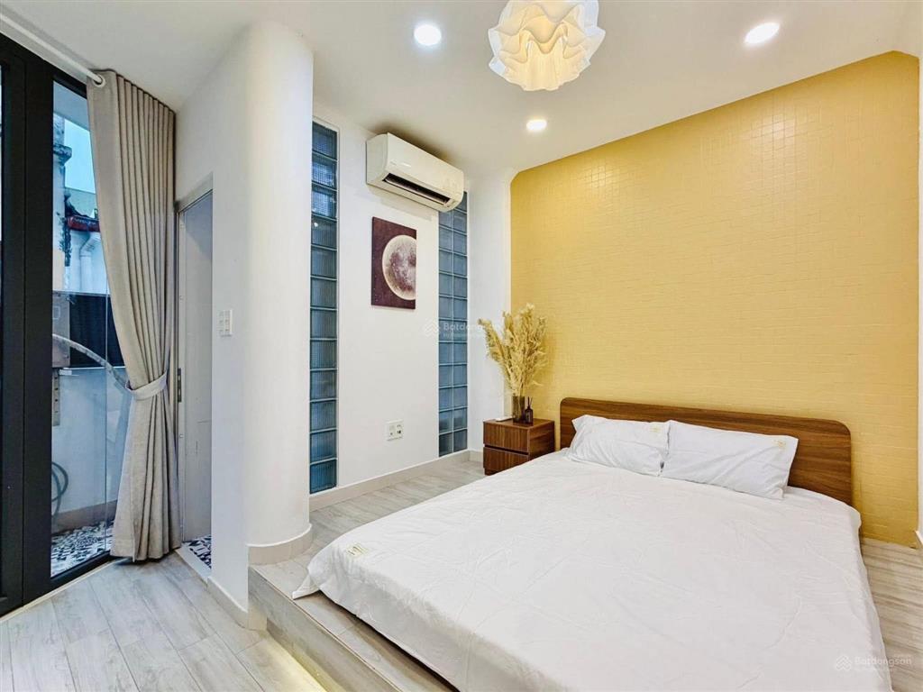 Nhà mới ở ngay, sát trường đhcn  ngay chợ gò vấp  3 tầng  4pn, cn 37m2  nguyễn thái sơn p5