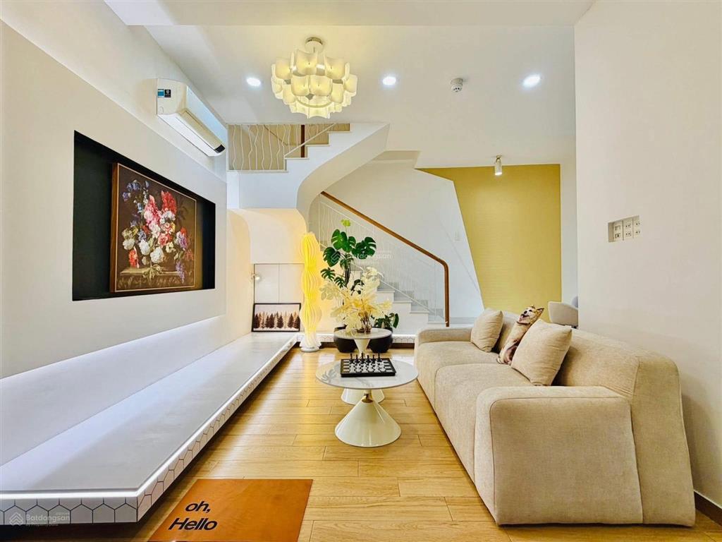 Nhà mới ở ngay, sát trường đhcn  ngay chợ gò vấp  3 tầng  4pn, cn 37m2  nguyễn thái sơn p5