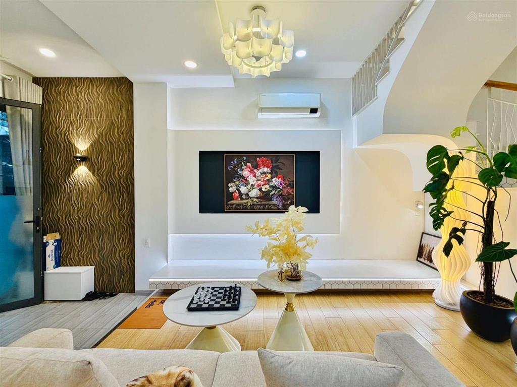 Nhà mới ở ngay, sát trường đhcn  ngay chợ gò vấp  3 tầng  4pn, cn 37m2  nguyễn thái sơn p5