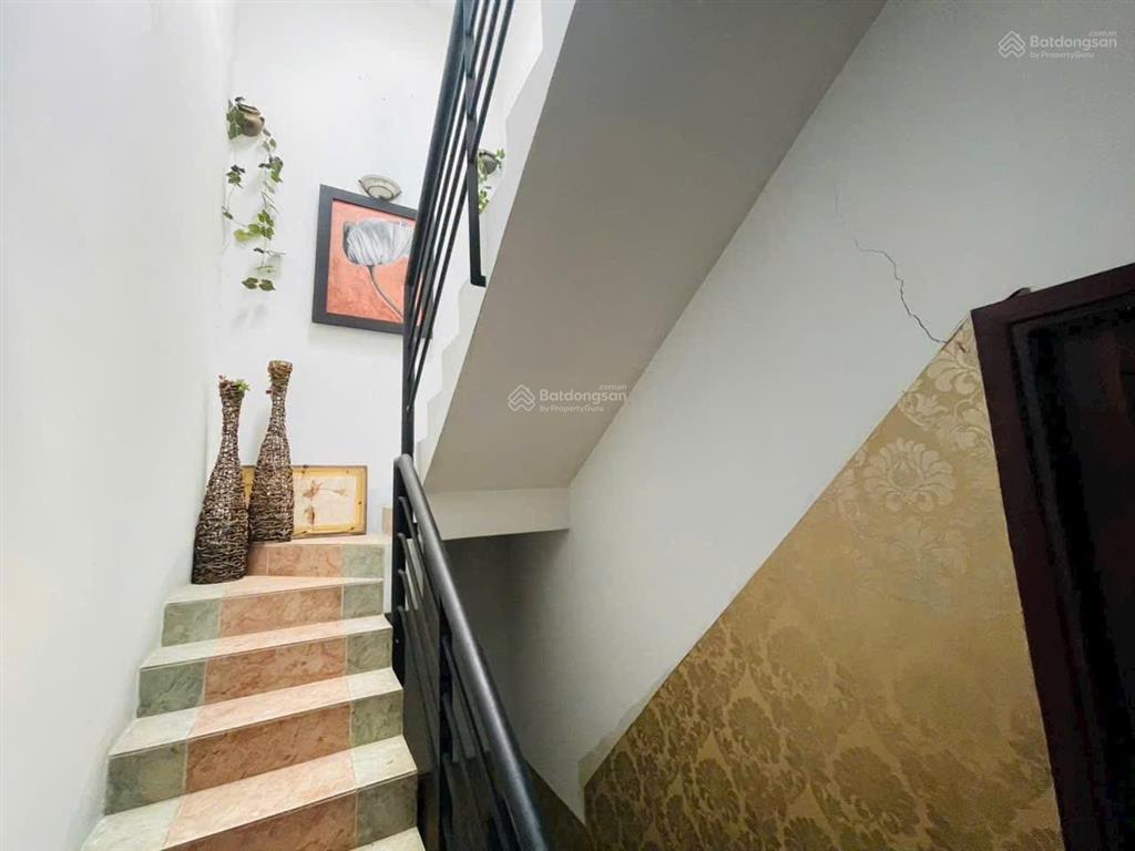 Chỉ 4.2 tỷ nhà 3 tầng kiên cố  41m2  sổ vuông a4. cách 50m ra mt. hoàn công đủ