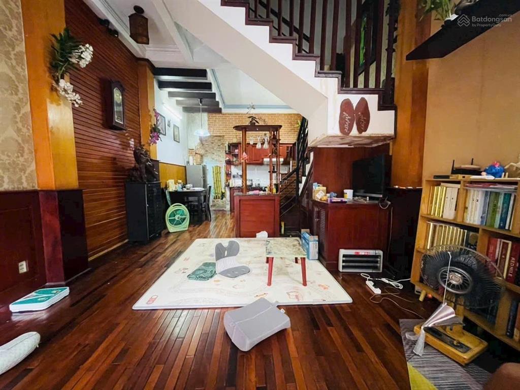 Chỉ 4.2 tỷ nhà 3 tầng kiên cố  41m2  sổ vuông a4. cách 50m ra mt. hoàn công đủ