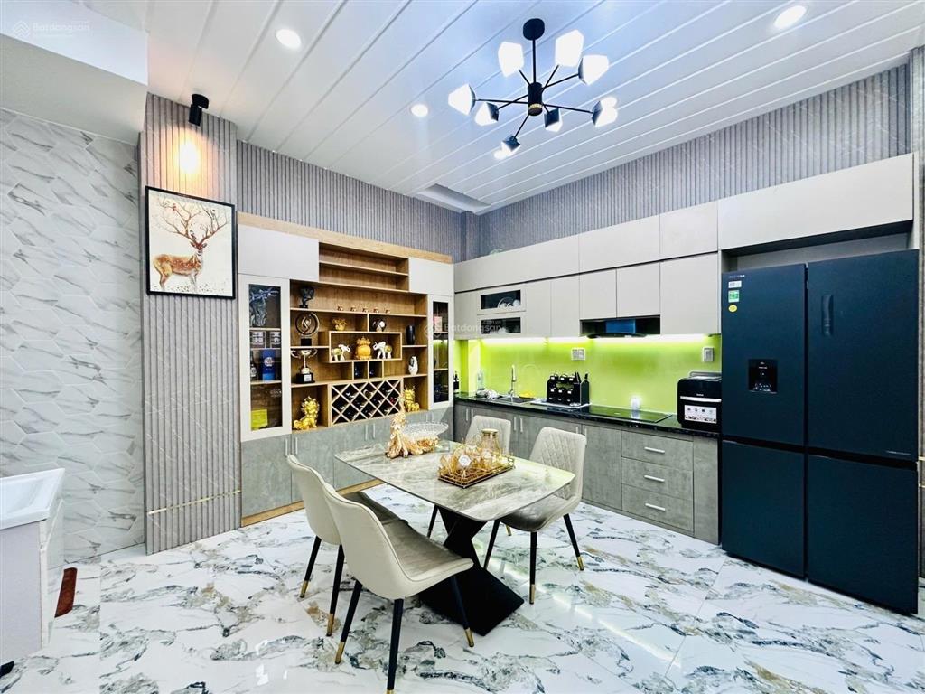 4 tầng  3pn 1 phòng thờ, sân thượng rộng  ngang đẹp 5.5m  42m2  kqh klg