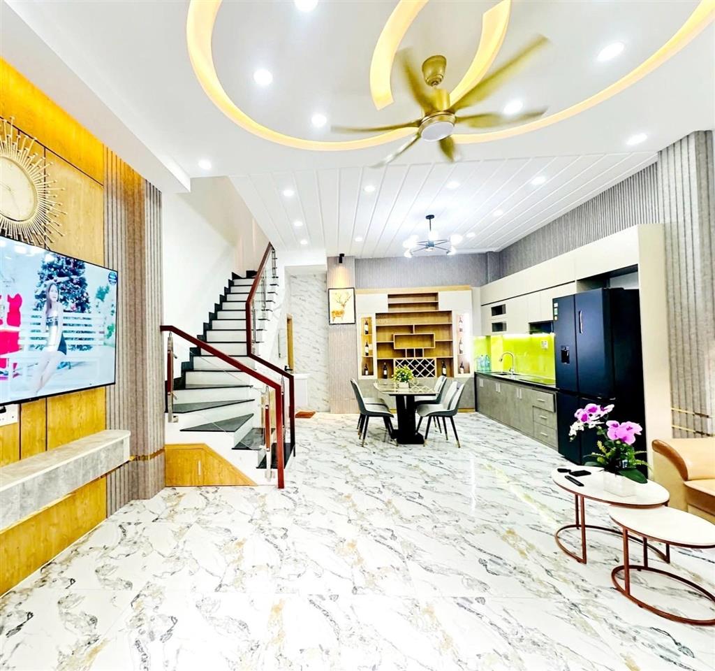 4 tầng  3pn 1 phòng thờ, sân thượng rộng  ngang đẹp 5.5m  42m2  kqh klg