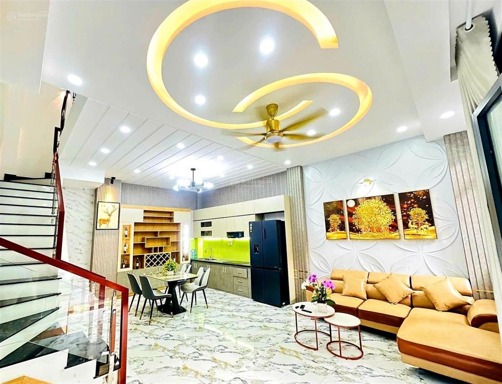 4 tầng  3pn 1 phòng thờ, sân thượng rộng  ngang đẹp 5.5m  42m2  kqh klg