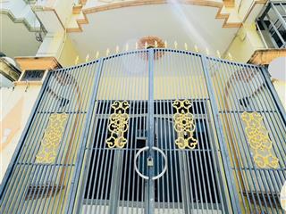 Ngay trường phan tay hồ  cách 30m ra mt  nhà cũ tiện sửa mới theo ý  ôtô đỗ cửa  2 tầng mái đúc