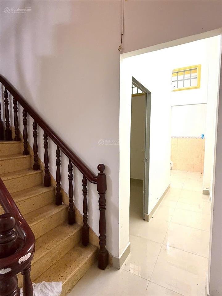 Ngay trường phan tây hồ  cách 30m ra mt  nhà cũ tiện sửa mới theo ý  ôtô đỗ cửa  2 tầng mái đúc