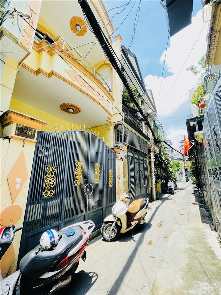 Ngay trường phan tây hồ  cách 30m ra mt  nhà cũ tiện sửa mới theo ý  ôtô đỗ cửa  2 tầng mái đúc