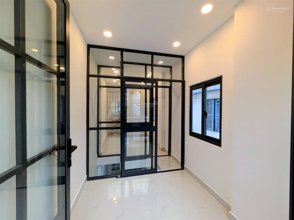 Nhà mới ở ngay, nguyễn văn công giáp bt pn, gần sân bay tsn. ô tô đỗ cửa, 2 tầng